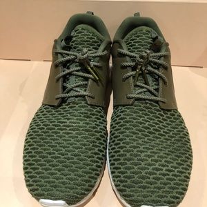 Nike Roshe Run Flyknit Size 13 Green Olive White